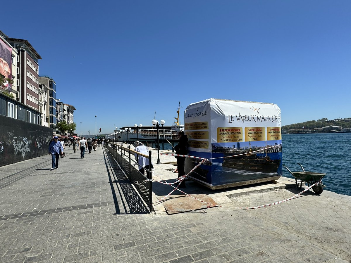 ysrdnl's tweet photo. İnsana en çok da ayağının altındaki kamusal mekan çekilip alındığında koyuyor. 

Karaköy Rıhtım’da Galata Köprüsü ve Galataport arasında halka açık kuş kadar bir alan kalmıştı. Bu alanın İskele ve Köprü arasındaki kısmı da Le Vapur Magioue adıyla özelleştirilip siyaha boyanan eski bir @sehir_hatlari vapuru için ‘özel rıhtım’ olarak çitlenmiş. 

‘Şu bankta oturacağım’ diyorum görevliye, ‘yok yasak burası özel alan’ diye cevap veriyor. Ya kardeşim sen kimin rıhtımını kime yasaklıyorsun? 

Galataport’un önünde Cruise gemileri, Karaköy’ün önünde mutenalaştırılmış siyah vapur. 

Kaldırın o çiti bir zahmet @IBBcozummerkezi @istanbulbld