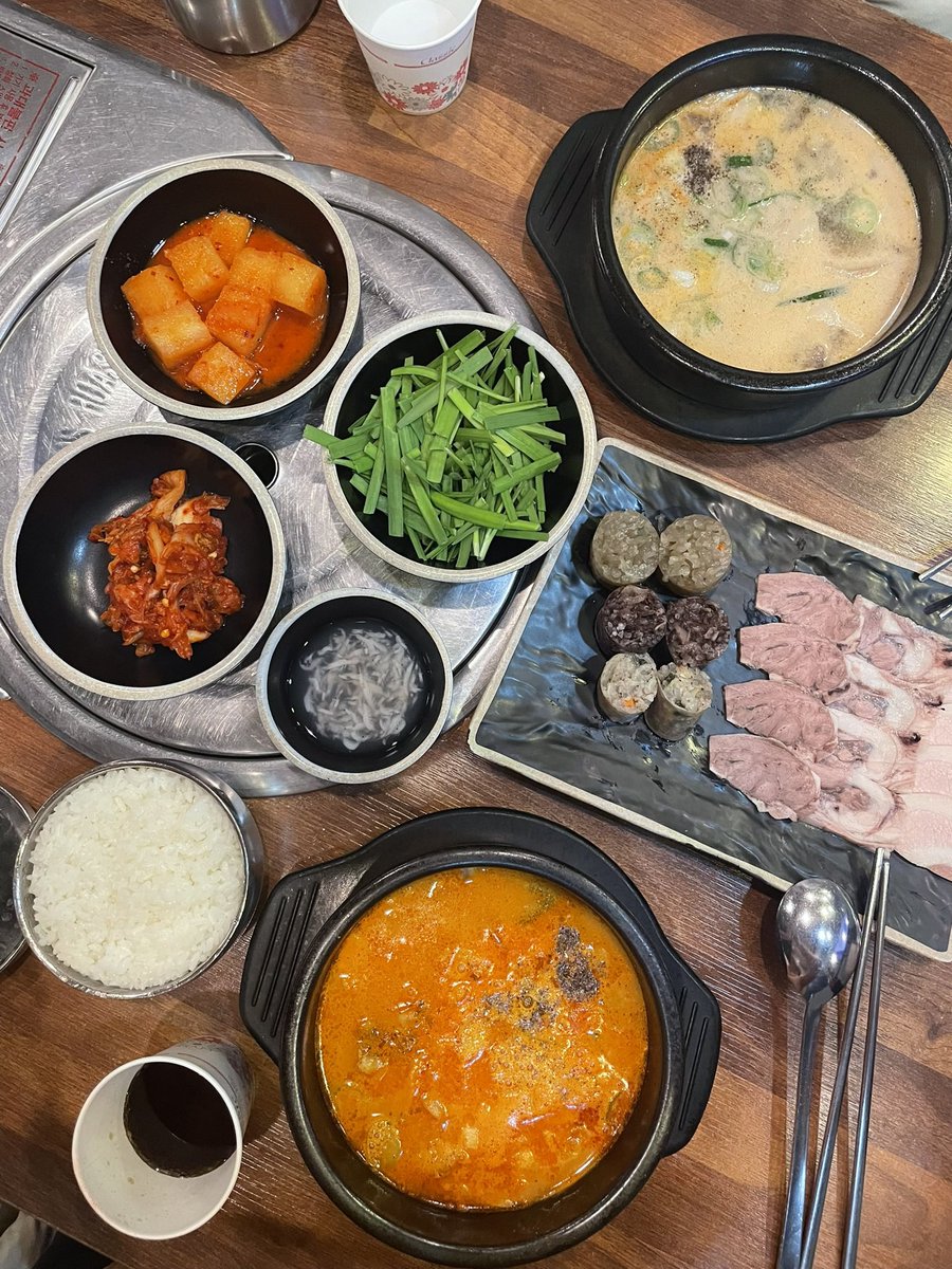 LaBombandthings's tweet photo. 보승회관 9/10 ซุนแดอร่อยแบบ ใครไม่ชอบไส้กรอกเลือดก็ต้องมาเปิดใจที่นี่ กินแบบซุปคือน้ำซุปหอมม้ากกกก มีแบบเผ็ดคนไทยต้องชอบ ตอนอากาศหนาวๆ หิมะตกคือที่1 สาขาฮงแดคนเยอะ ลองเปิดเนเวอร์นะ มีสาขาอื่น อร่อยจิง เราไปชินชนอร่อย พนักงานหล่อ เจี้ยมมมม #รีวิวเกาหลี #อร่อยบอกต่อ #KoreanUpdates https://t.co/icmCcWtDLU