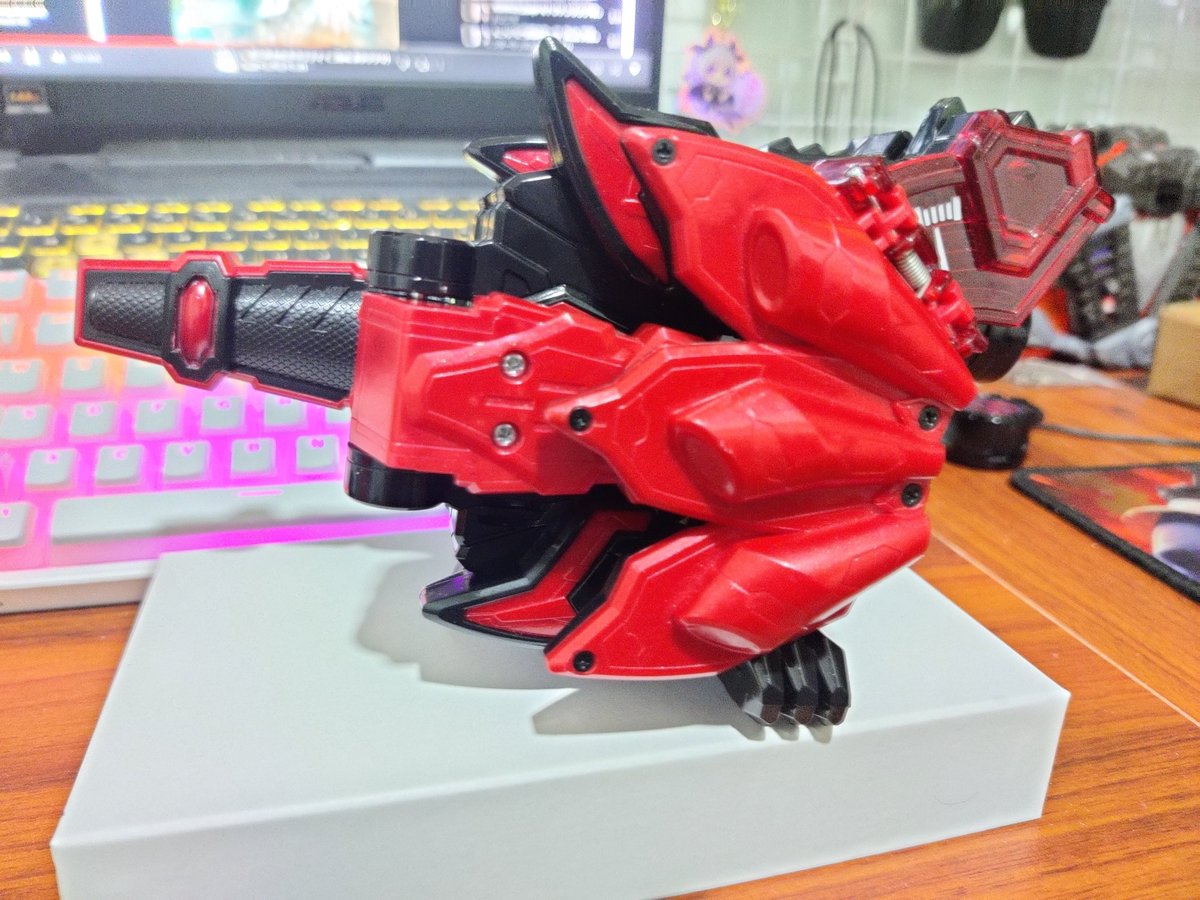 Cluster_1405's tweet photo. フブちゃんと黒ちゃんのイメージでギーツIXとXギーツバックルのパーツを簡単に交換と塗装してみた
ちょっとXギーツの方マスキングと塗装するの大変でしたw

#白上フブキ #黒上フブキ #仮面ライダーギーツ #ホロライブAnd仮面ライダー #変身アイテム改造部 #変身アイテム塗装部 https://t.co/sQjhmmQ19H