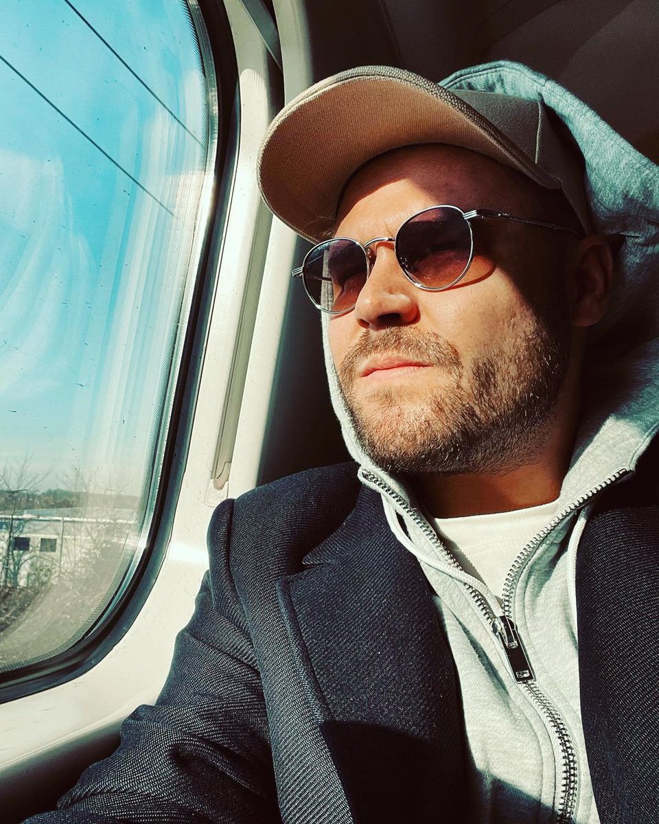 Hollanderr24's tweet photo. Happy Monday 🥰🥰 #MillerMonday #DannyMiller I miss his face 😔 https://t.co/dp64vGeLMX