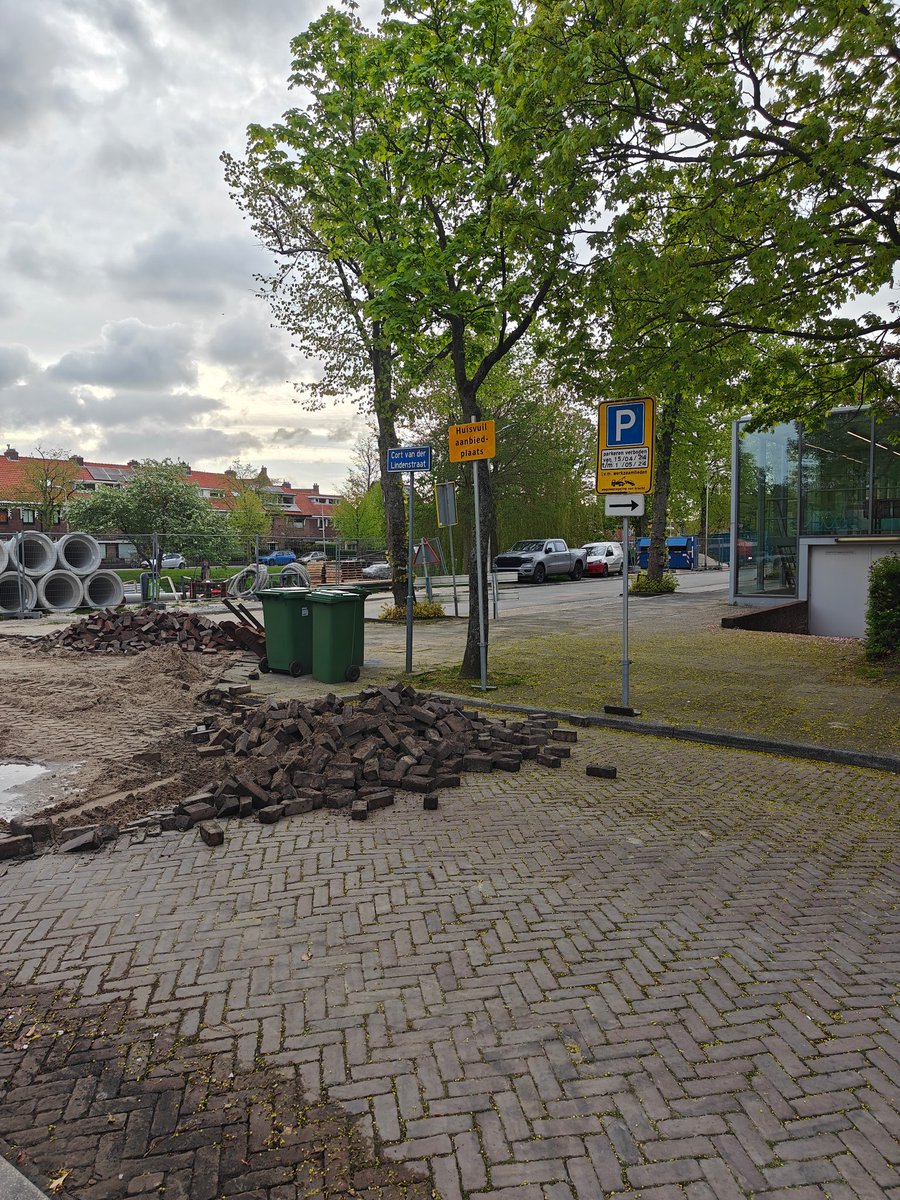 juriansluiman's tweet photo. @GemeenteDelft er staat nog een huisvuil aanbiedplaats die ondertussen niet meer toegankelijk is voor vuilniswagens. Iets voor bewoners Weteringlaan thv zwembad. https://t.co/GaD7olMKgE