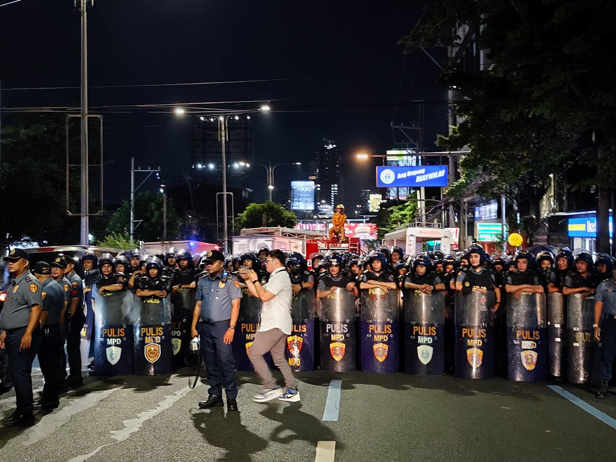 ATM: Hinarang ang caravan ng napakaraming mga pulis sa España. Kasalukuyang nakikipagnegosasyon ang Makabayan bloc para padaanin ng mga pulis ang caravan papuntang Mendiola.