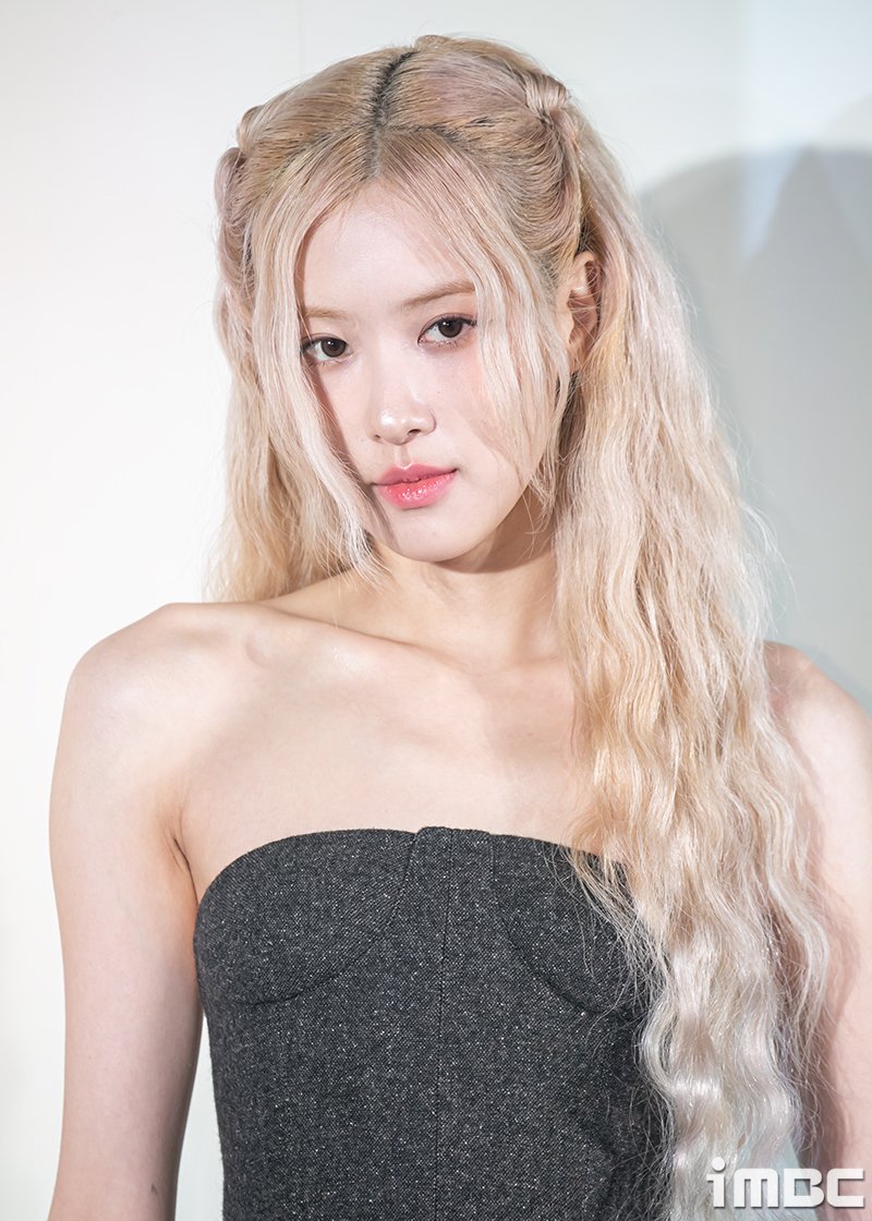 RoseDCgallery's tweet photo. 240415 리모와(RIMOWA), 새로운 시즈널 컬러 론칭 기념 포토콜 행사

🔗 https://t.co/83PwalExfs
🔗 https://t.co/aLzBloQ2lv
🔗 https://t.co/ADVXkSfeAB
🔗 https://t.co/0E7gfmyFHb
🔗 https://t.co/EGT2R8hIYC
🔗 https://t.co/jSa6D86EPu

ROSÉ AT RIMOWA SEOUL
#ROSÉxRimowa #ROSÉ #로제 https://t.co/2QAKX3IO2y