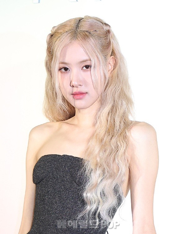 RoseDCgallery's tweet photo. 240415 리모와(RIMOWA), 새로운 시즈널 컬러 론칭 기념 포토콜 행사

🔗 https://t.co/83PwalExfs
🔗 https://t.co/aLzBloQ2lv
🔗 https://t.co/ADVXkSfeAB
🔗 https://t.co/0E7gfmyFHb
🔗 https://t.co/EGT2R8hIYC
🔗 https://t.co/jSa6D86EPu

ROSÉ AT RIMOWA SEOUL
#ROSÉxRimowa #ROSÉ #로제 https://t.co/2QAKX3IO2y