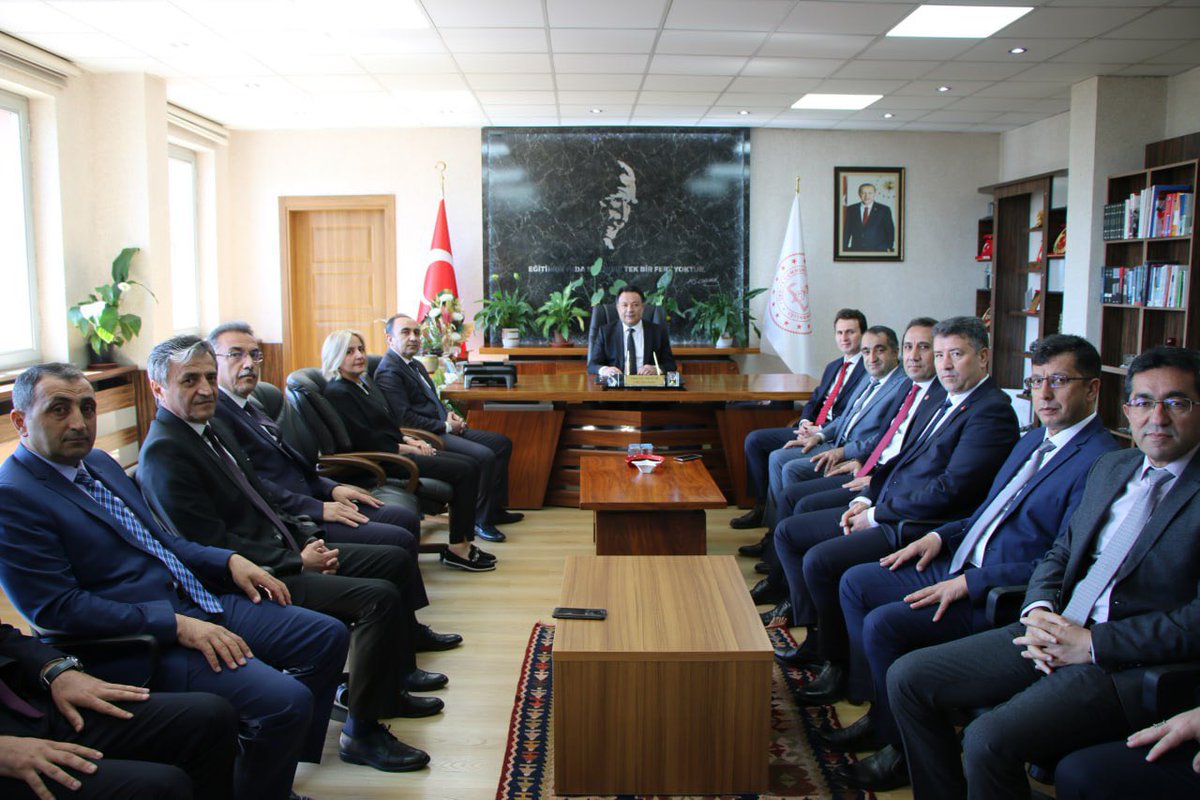 kayserimem's tweet photo. İl Millî Eğitim Müdürümüz Bahameddin Karaköse müdürlüğümüz personeli ile bayramlaşma töreninde bir araya geldi. 

🍬🍬

@tcmeb @Yusuf__Tekin @kayserivaliligi @gokmen_cicek_ @BahameddinK https://t.co/RnHrOjeVEQ