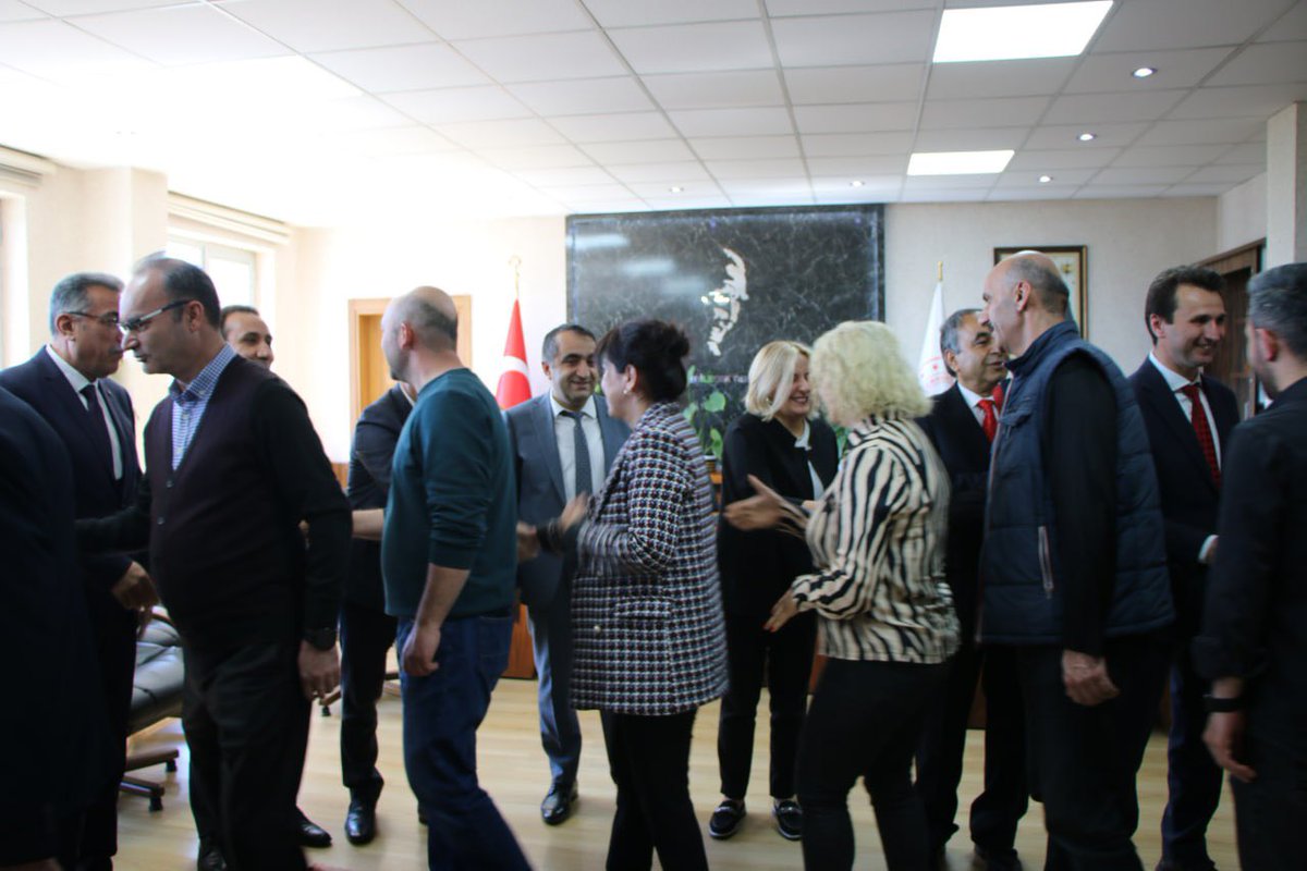 kayserimem's tweet photo. İl Millî Eğitim Müdürümüz Bahameddin Karaköse müdürlüğümüz personeli ile bayramlaşma töreninde bir araya geldi. 

🍬🍬

@tcmeb @Yusuf__Tekin @kayserivaliligi @gokmen_cicek_ @BahameddinK https://t.co/RnHrOjeVEQ