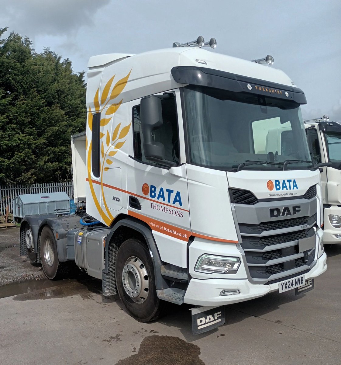 MotusDAF's tweet photo. Looking good! 😎
Richard Avery, Head of Truck Sales at Motus Commercials Huddersfield, recently handed over these FANTASTIC DAF trucks to Brandsby Agricultural Trading Association!
#Handover #Trucks #DAFTrucksUK #DAFCF #DAFXD #MotusCommercials https://t.co/fTSv6BY49T