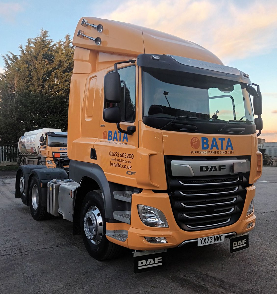 MotusDAF's tweet photo. Looking good! 😎
Richard Avery, Head of Truck Sales at Motus Commercials Huddersfield, recently handed over these FANTASTIC DAF trucks to Brandsby Agricultural Trading Association!
#Handover #Trucks #DAFTrucksUK #DAFCF #DAFXD #MotusCommercials https://t.co/fTSv6BY49T