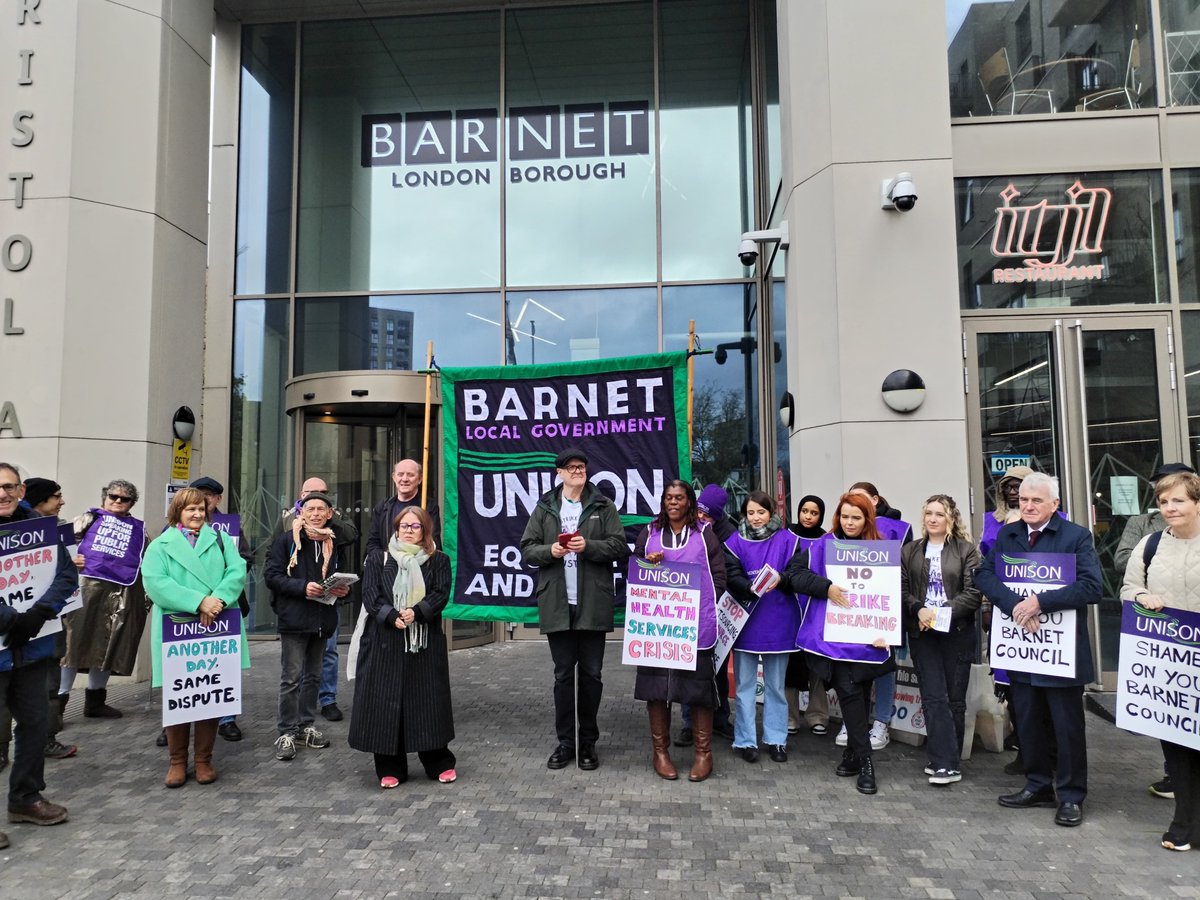 Strong turn out and lots of solidarity on the @barnet_unison Mental Health Social Workers picket line this morning. They are demanding fair pay and safe workloads. We call on @BarnetCouncil to settle this dispute.