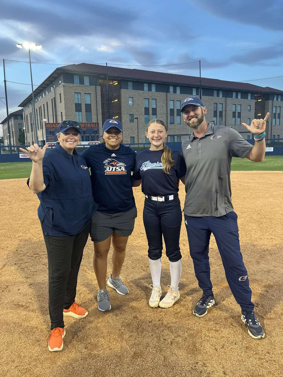 LillieannWright's tweet image. Thank you coaches @UTSASoftball  for an amazing camp! I can’t wait to be back! #BirdsUp 🤙🏻 #PluckEm 🪶 @IGSP2627 @gogrizzsoftball