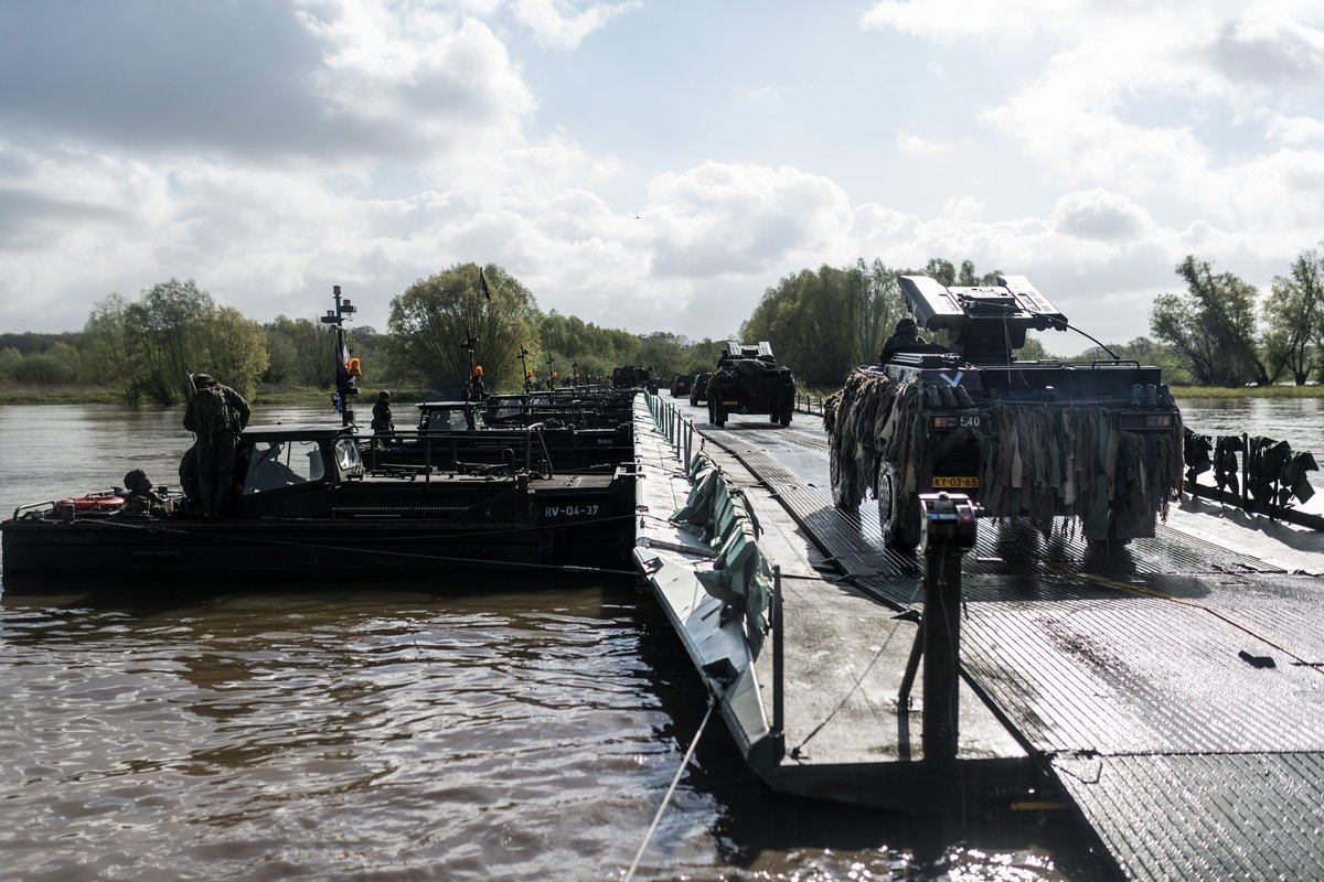 DGLC_KL's tweet photo. Tijdens de grootste #NAVO-oefening (#SteadfastDefender) sinds de Koude Oorlog hebben onze #luchtverdedigers van 13 Luchtverdedigingsbatterij een cruciale rol: het beschermen van eenheden tegen luchtdreigingen. Ze beschikken over #Stingers; een uiterst effectief wapen! https://t.co/oUM1TFv8IN