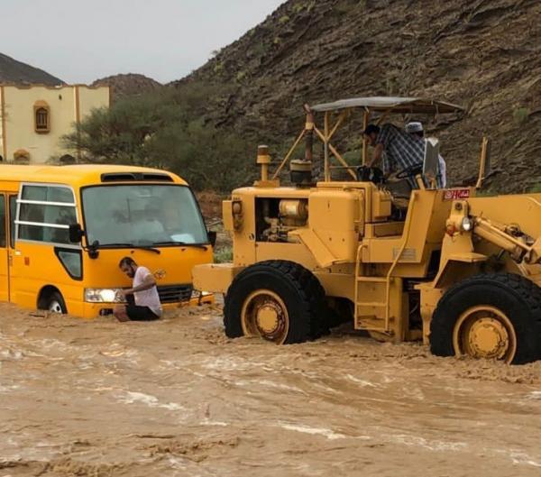 BusaidiNaser's tweet photo. عن أي ثقة تتحدثون يا وزارة التربية والتعليم؟!
كيف تفكرون أنتم في هذا الخطب الجلل؟!
حتى في تعاطفكم مع الشهداء تأخرتم  وسبقتكم فيها دولة #الكويت!!!

ولم يقف الأمر عند هذا الحد بل هناك من خرج في عز الألم متحدثا مدافعا برأس مرفوع وكأن وزارته بريئة من كل شيء ولم تتسبب بكل هذه المأساة ليرمي بسهولة المسؤولية وبكل جفاء لولي الأمر المنكوب وأطفاله بالغرق والموت!

أصلا كيف يثق الآخرين بكم وأنتم تنسفون تحذيرات الأرصاد الجوية في العديد من المرات لنشهد كارثة غرق ووفاة ١٠ طلاب أبرياء في الأودية بالأمس؟!

أنتم حتى كادركم التدريسي لا يثق بكم لأنكم لا تنظرون إلى معاناتهم والجميع شاهد انجراف مركباتهم بالعشرات أمام بوابات المدارس لتصبح خردة في قلب الأودية!!!

حتى الجيش والشرطة ابتلوا كثيرا من قراراتكم المريبة بعدم تعليق الدراسة  رغم كل التحذيرات بخطورة الوضع وقبل عدة أيام!!

عن أي ثقة تتحدثون والأهالي يشاهدون بأم أعينهم عدم اكتراثكم بالجميع في هكذا ظروف ماطرة قاسية والجميع يعلم بأن شوارعنا ومدارسنا  أغلبها محاطة بالأودية!!!

المشاهد في الصور لوحدها تعكس سبب انعدام الثقة!
وأجدد دعوتي هنا رغم كل هذا الألم بعدم إخراج الطلاب أبدا من المدارس إلا بواسطة الدفاع المدني والجيش  إن علقوا في هكذا أنواء مناخية خطيرة بسبب عدم تعليق الوزارة المصونة للدراسة رغم كل التحذيرات!!
#منخفض_المطير..
