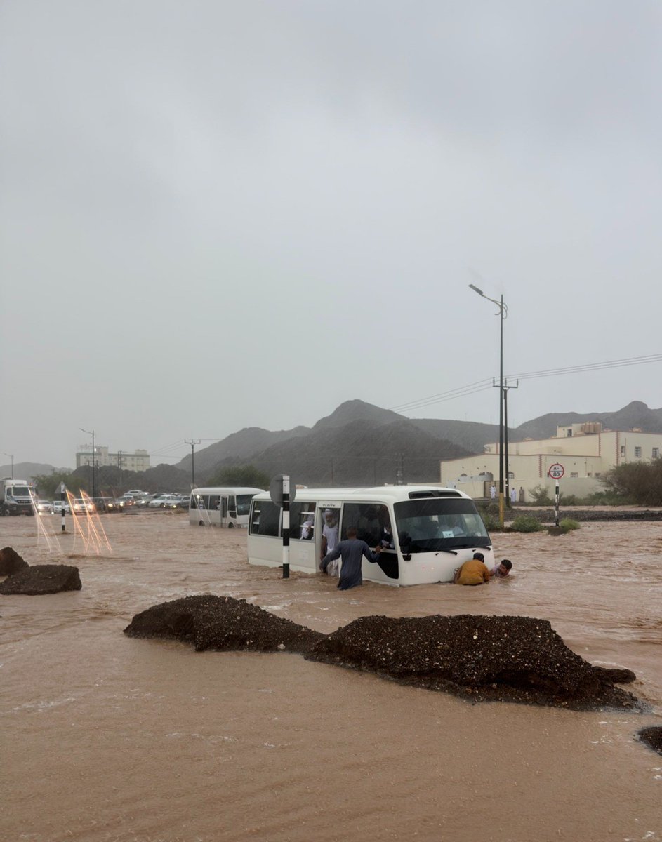 BusaidiNaser's tweet photo. عن أي ثقة تتحدثون يا وزارة التربية والتعليم؟!
كيف تفكرون أنتم في هذا الخطب الجلل؟!
حتى في تعاطفكم مع الشهداء تأخرتم  وسبقتكم فيها دولة #الكويت!!!

ولم يقف الأمر عند هذا الحد بل هناك من خرج في عز الألم متحدثا مدافعا برأس مرفوع وكأن وزارته بريئة من كل شيء ولم تتسبب بكل هذه المأساة ليرمي بسهولة المسؤولية وبكل جفاء لولي الأمر المنكوب وأطفاله بالغرق والموت!

أصلا كيف يثق الآخرين بكم وأنتم تنسفون تحذيرات الأرصاد الجوية في العديد من المرات لنشهد كارثة غرق ووفاة ١٠ طلاب أبرياء في الأودية بالأمس؟!

أنتم حتى كادركم التدريسي لا يثق بكم لأنكم لا تنظرون إلى معاناتهم والجميع شاهد انجراف مركباتهم بالعشرات أمام بوابات المدارس لتصبح خردة في قلب الأودية!!!

حتى الجيش والشرطة ابتلوا كثيرا من قراراتكم المريبة بعدم تعليق الدراسة  رغم كل التحذيرات بخطورة الوضع وقبل عدة أيام!!

عن أي ثقة تتحدثون والأهالي يشاهدون بأم أعينهم عدم اكتراثكم بالجميع في هكذا ظروف ماطرة قاسية والجميع يعلم بأن شوارعنا ومدارسنا  أغلبها محاطة بالأودية!!!

المشاهد في الصور لوحدها تعكس سبب انعدام الثقة!
وأجدد دعوتي هنا رغم كل هذا الألم بعدم إخراج الطلاب أبدا من المدارس إلا بواسطة الدفاع المدني والجيش  إن علقوا في هكذا أنواء مناخية خطيرة بسبب عدم تعليق الوزارة المصونة للدراسة رغم كل التحذيرات!!
#منخفض_المطير..