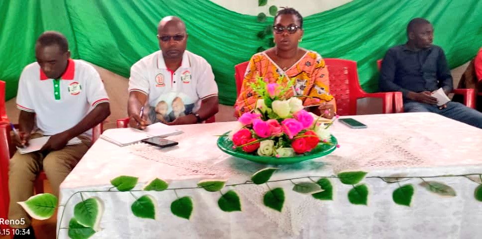 communeMak's tweet photo. #Burundi, 15-04-2024, Mu ntumbero yo gusigurira abenegihugu imbonakazoza y'Uburundi bwifashe muri 2040 n'Uburundi buteye imbere 2060, Buramatari w'intara ya Makamba yagendeye zone GATABO. Abajejwe ubuzi bishuye kubibazo bitandukanye biraje ishinga abenegihugu @makambaProvince https://t.co/us86RYyrqU