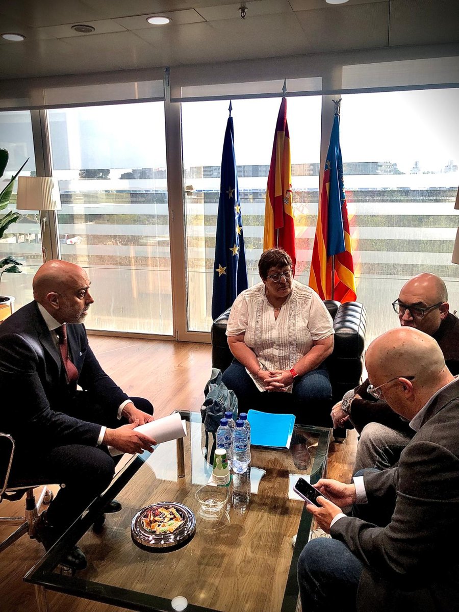 ICAV_abogacia's tweet photo. 📣 Esta mañana nos hemos reunido con @valencianegra 🤝 para hacer efectiva nuestra colaboración con el Festival Internacional de #generonegro de la Ciudad de #Valencia.
🙌 Estamos encantados de acompañar al mejor 🏛️ festival cultural que reúne cada año a decenas de creadores. https://t.co/JzsX81eWql
