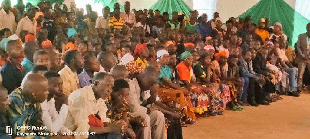 communeMak's tweet photo. #Burundi, 15-04-2024, Mu ntumbero yo gusigurira abenegihugu imbonakazoza y'Uburundi bwifashe muri 2040 n'Uburundi buteye imbere 2060, Buramatari w'intara ya Makamba yagendeye zone GATABO. Abajejwe ubuzi bishuye kubibazo bitandukanye biraje ishinga abenegihugu @makambaProvince https://t.co/us86RYyrqU