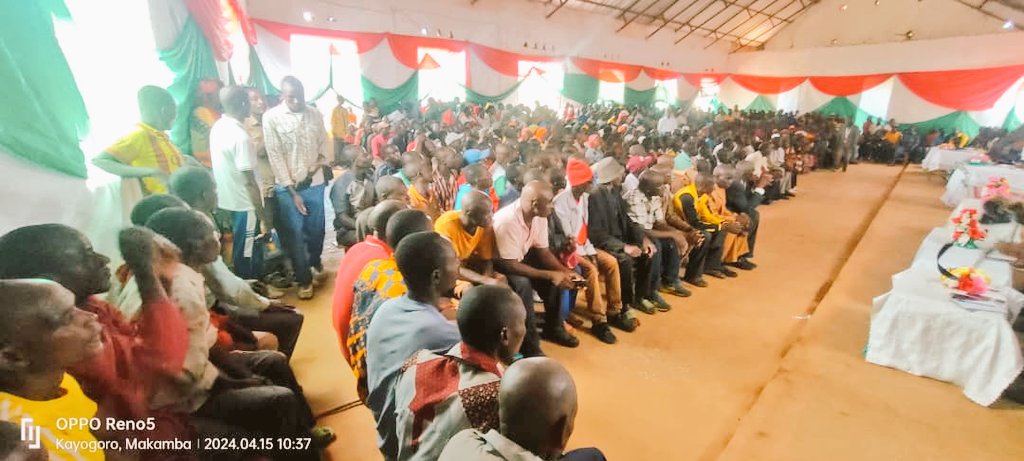 communeMak's tweet photo. #Burundi, 15-04-2024, Mu ntumbero yo gusigurira abenegihugu imbonakazoza y'Uburundi bwifashe muri 2040 n'Uburundi buteye imbere 2060, Buramatari w'intara ya Makamba yagendeye zone GATABO. Abajejwe ubuzi bishuye kubibazo bitandukanye biraje ishinga abenegihugu @makambaProvince https://t.co/us86RYyrqU