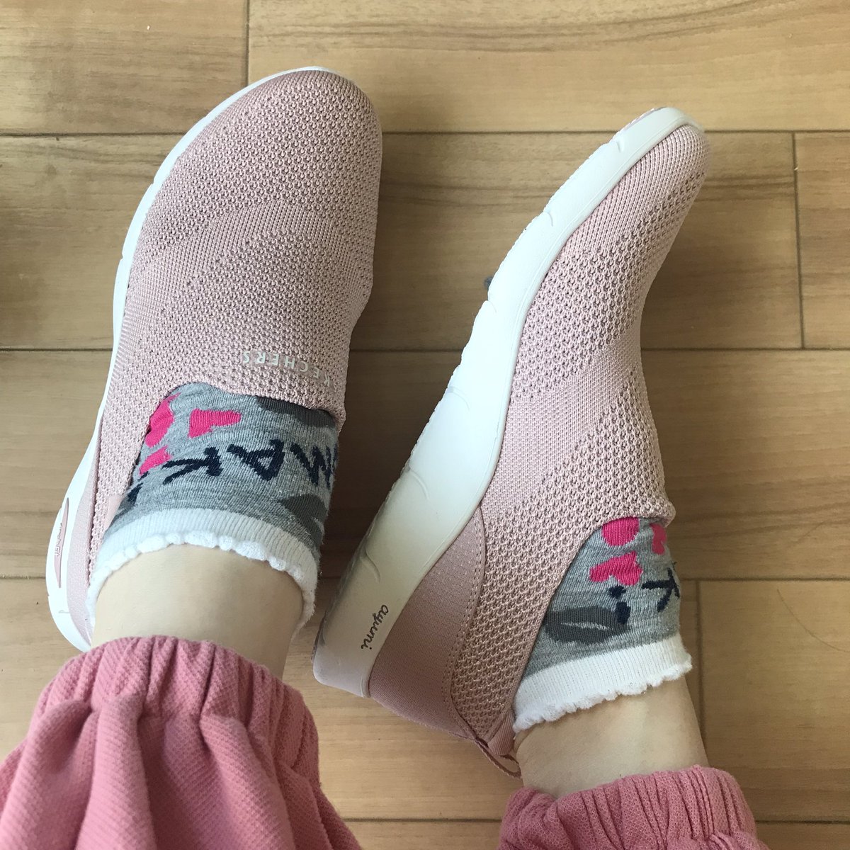 新しい園は上履きがいるので、
ようやく新しく用意しました✨✨
手を使わず履ける靴✨✨
本当にスルッと履ける😆
保育士さんの味方！！
高いけど、これからも園で履くぞ✨て思いも込めて…🎀
#スケッチャーズ #保育士上履き