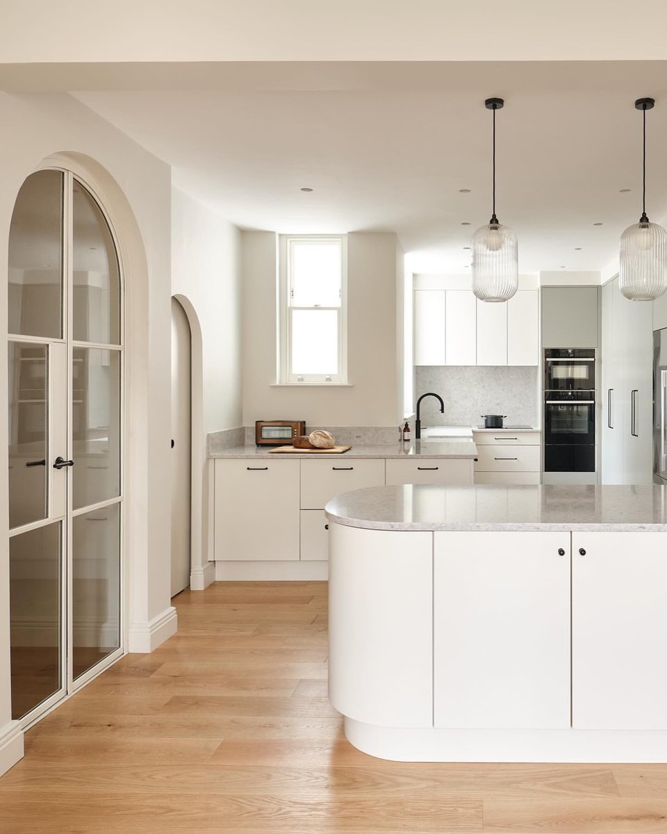 The CRL Quartz Atlantic Gris worktops are paired perfectly with the @JLofHungerford cabinetry in this kitchen. The elegant and flowing combination of light grey and white tones creates a calming and tranquil feeling and is perfect for those wanting a distinctive design. #kitchen