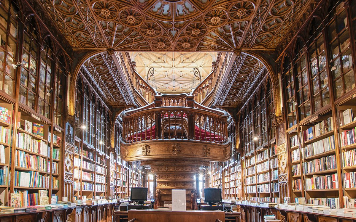 Nach der schönsten Buchhandlung der Welt (Livraria Lello in Porto - s. Foto) muss ich während der @BTCPrague nun auch die schönste Bibliothek der Welt (das Clementinum in Prag) besichtigen. Danke @Matyas44Cook für den Tipp. Freu mich sehr auf die Tage in Prag. Tickets unter