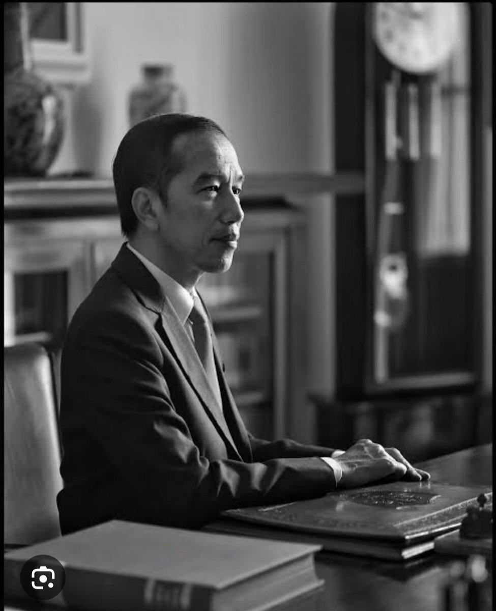 DedynurPalakka's tweet photo. Sosok ini bikin banyak orang kesal sekaligus bangga, karena kerja-kerja dia selama hampir 10th terakhir ternyata memberi warna yang sangat berbeda. 

Dalam politik sosok ini adalah sosok yang Genius, itu 👉 kata salah satu politisi terkemuka sebuah partai yang nasibnya sama dengan PSI ngga lolos ke senayan. 

Tapi apapun julukan beliau, tetap saja sejarah akan mencatat nama Jokowi sebagai salah satu nama yang punya rekam sejarah kompleks, penuh kontroversi yang menghidupkan suasana demokrasi Indonesia, terutama dalam urusan kebebasan berpikir dan berpendapat. ✌💯✊