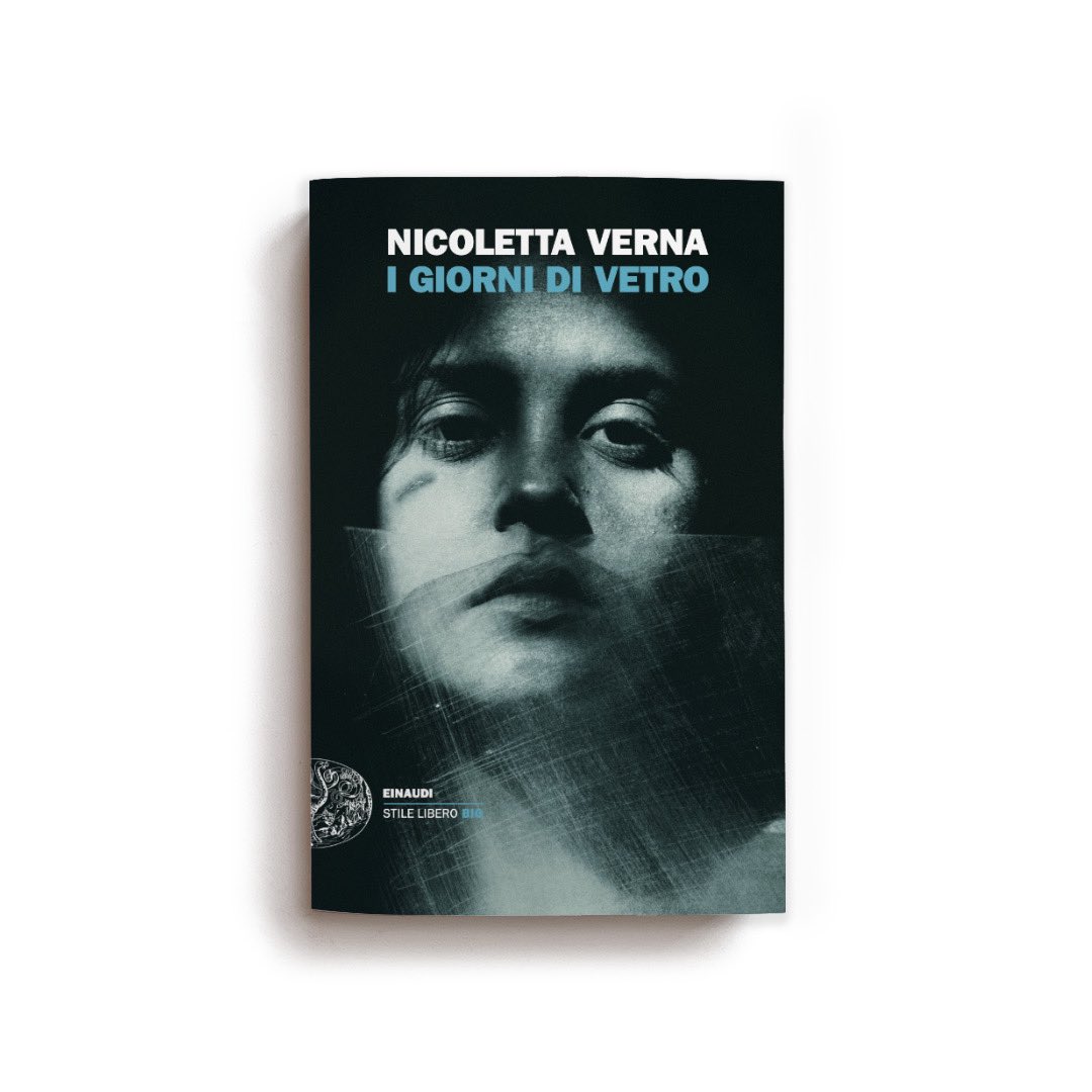 «Non mi capitava da non so quanto di leggere non dico d’un fiato, ma in pochi giorni, un romanzo. Anzi, un romanzone. Interrompendo la lettura con rincrescimento e riprendendola con una certa trepidazione. Mi è ricapitato con I giorni di Vetro di Nicoletta Verna».
Michele Serra