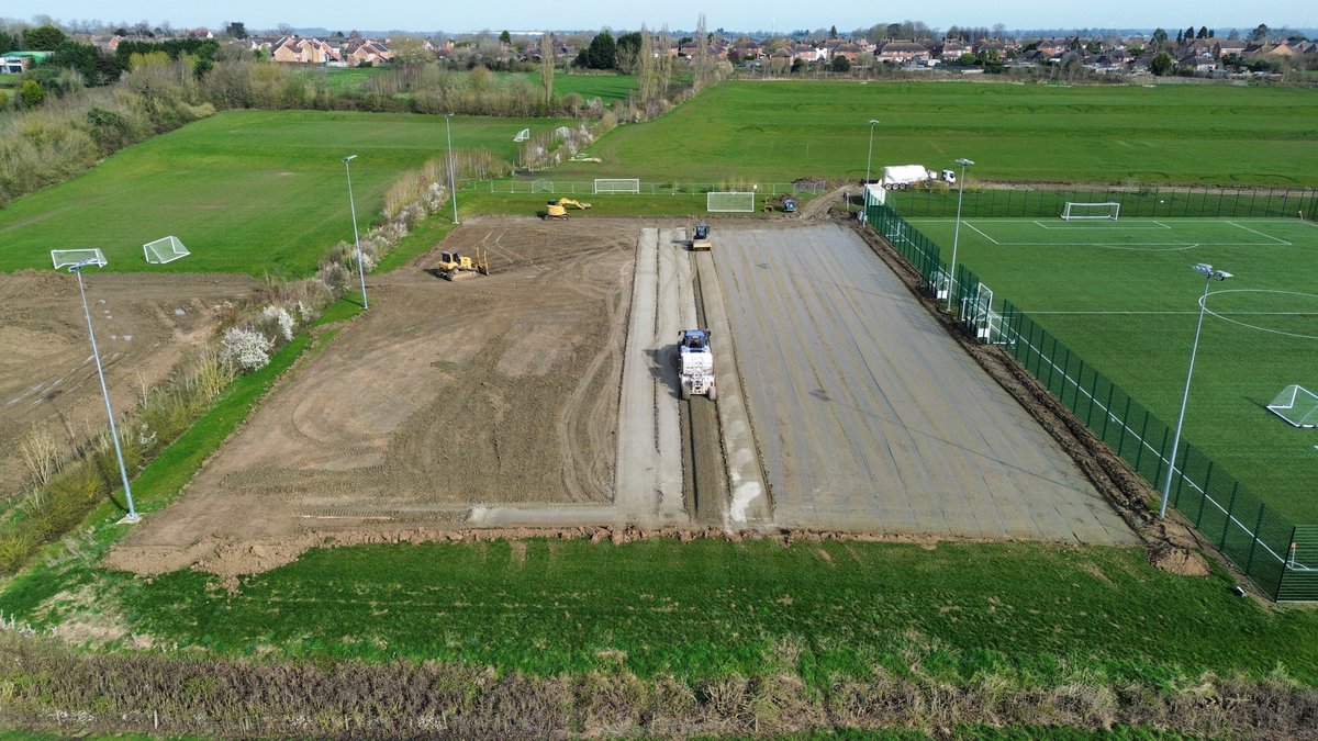 Despite the weather 🌧️ it's great to see a couple of our new build projects progressing through the initial stages. The photos below show a 3G football pitch in Rugby, Warwickshre being cement stabilised & a topsoil strip on a 3G football & rugby pitch in Horsham, West Sussex!