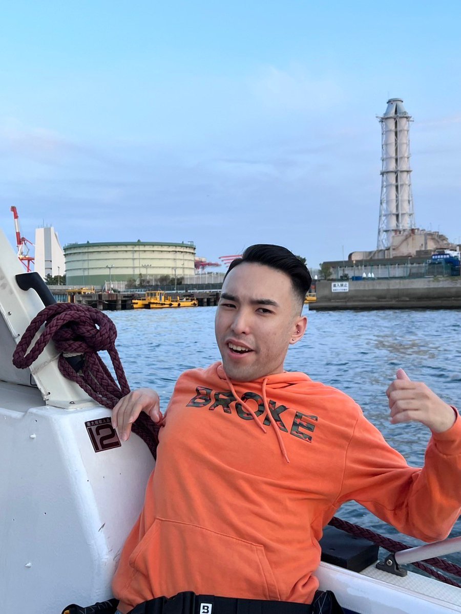japaneia's tweet photo. クルージング行って工場地帯で、「これ俺の工場、ギャハハハハ、嘘に決まってんじん！」の時の写真です https://t.co/I083sQcnrT
