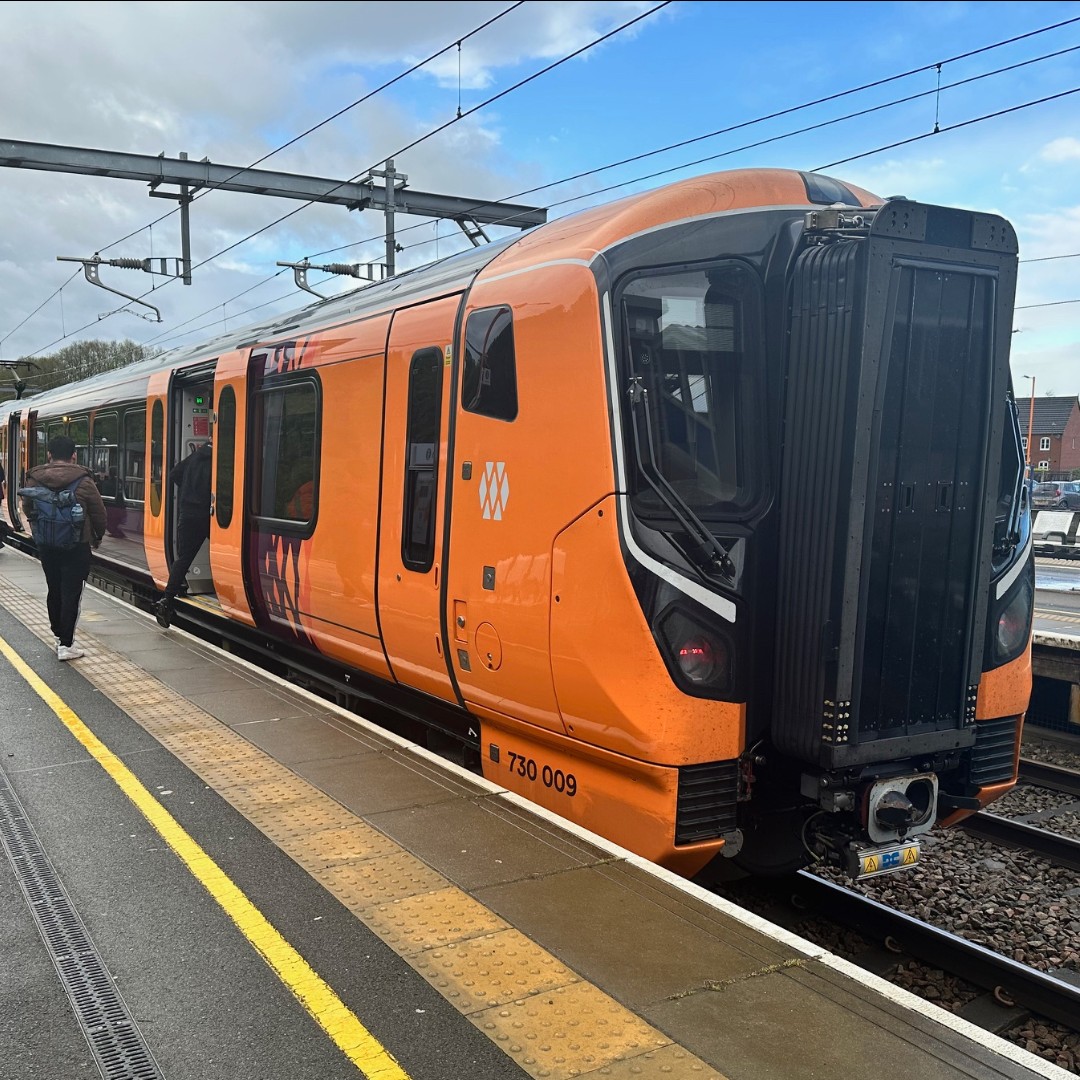 WestMidRailway's tweet image. Welcome aboard our new #Class730 trains on the #CrossCity line from today  💜 🧡 

⚡ Sockets at every seat
🔀 Extra wide doors &amp;amp; corridors
💺 398 seats (6 car)
⛅ Air con &amp;amp; underfloor heating 
♿ Dedicated accessible zone 
🚲 Space for 6 bikes 

📲 orlo.uk/MYSiw
