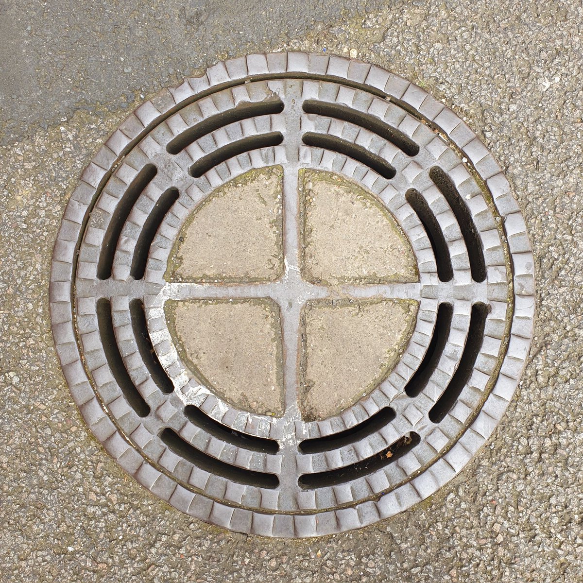 GeraldM64883070's tweet photo. St. James's, London #manholemonday #stjamess #cityofwestminster #streetsoflondon #lifeinlondon #architecturephotography https://t.co/0kheMxK1PW