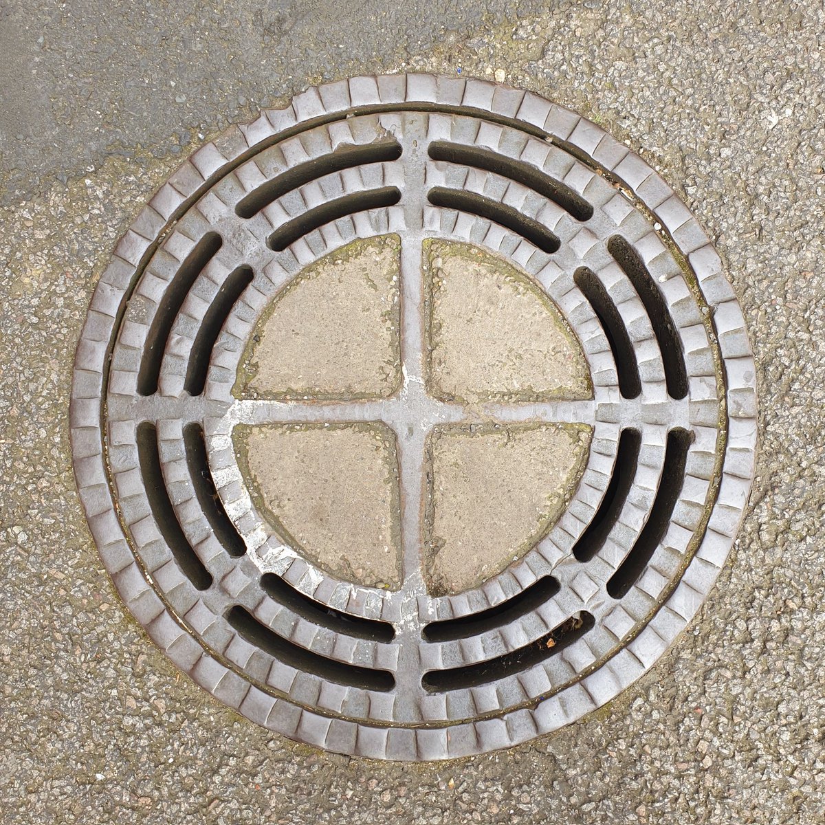 St. James's, London #manholemonday #stjamess #cityofwestminster #streetsoflondon #lifeinlondon #architecturephotography