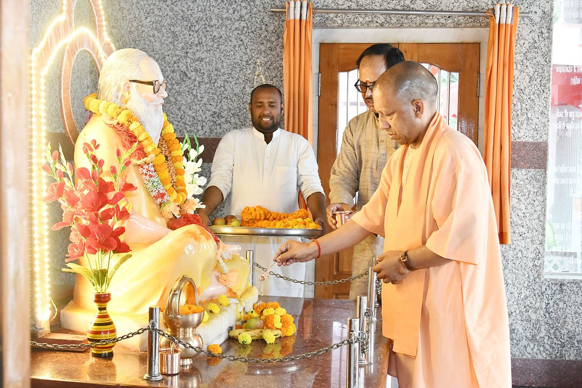 गोरक्षपीठाधीश्वर, महंत श्री @myogiadityanath जी महाराज ने आज चैत्र नवरात्रि की सप्तमी तिथि के पावन अवसर पर श्री गोरखनाथ मंदिर में शिवावतारी महायोगी गुरु श्री गोरखनाथ जी के दर्शन-पूजन कर सभी के कल्याण की कामना की। महाराज जी ने राष्ट्रसंत ब्रह्मलीन महंत अवेद्यनाथ जी महाराज के…