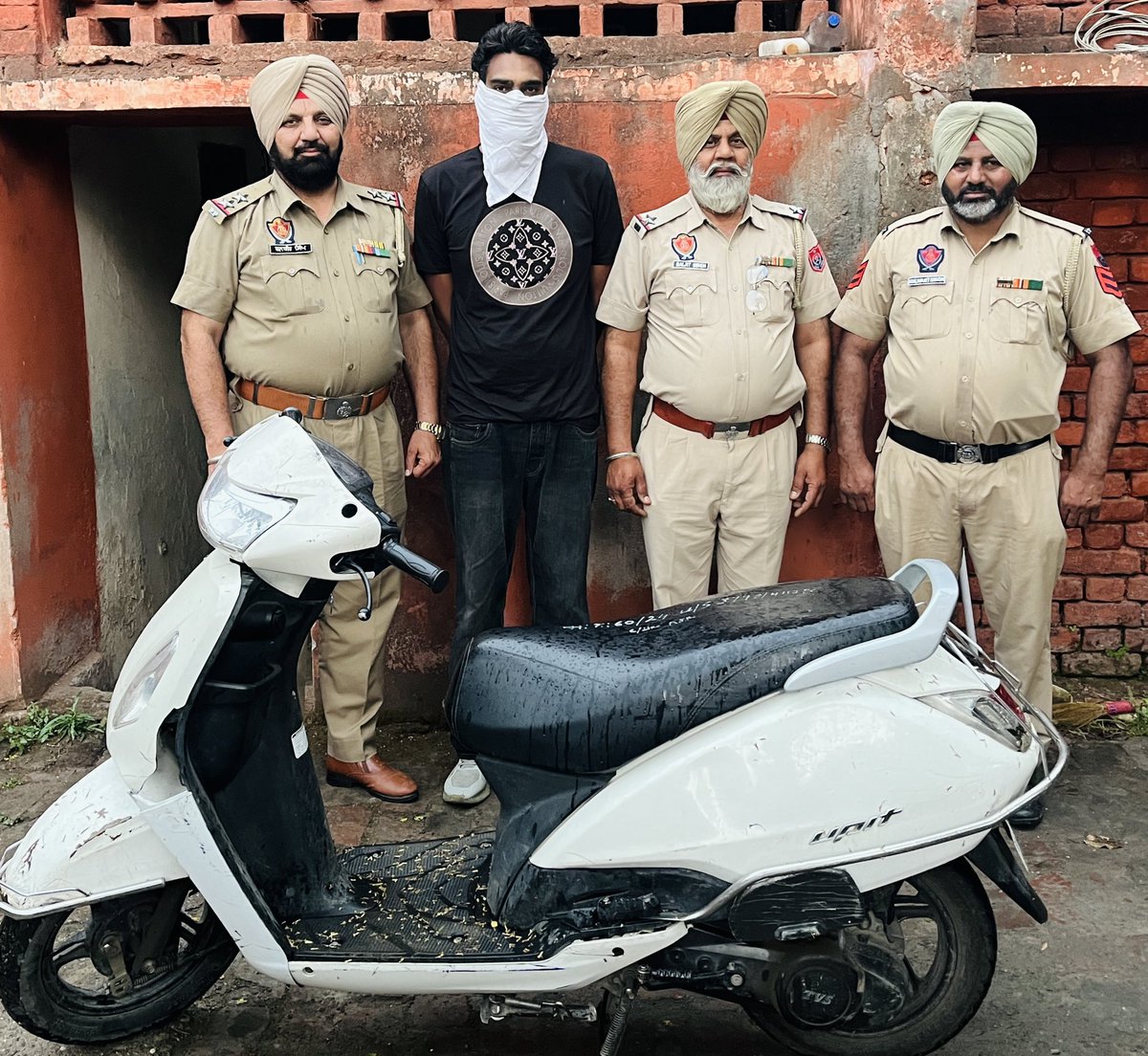 PS Civil Lines of Commissionerate Police Amritsar arrested an accused and 09 Mobile Phones, an Activa, a Purse and important documents were recovered from his possession. Cases of theft and fighting have been already registered against this person. #ActionAgainstCrime