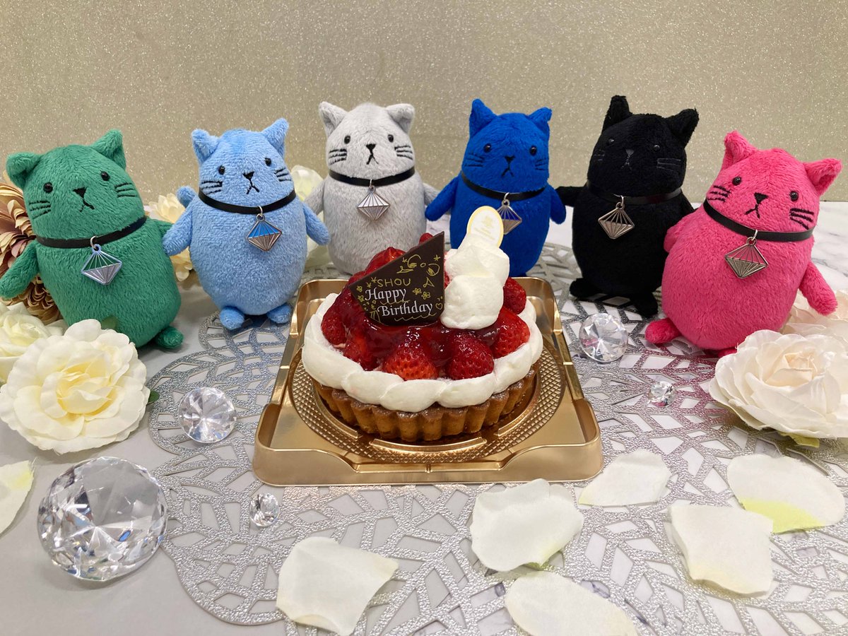 ☆本日は翔誕生日③☆
翔「悠人もお手伝いしてくれたんだね、ありがとう😊」
歩「小さなハートがあるな」
ル「去年のネタが引き続き…ｗ」
悠「今年もコンビ愛をアピールしてみました…！」
翔「嬉しいよ。本当だ、ここに…あっ、」

#小野田翔生誕祭2024