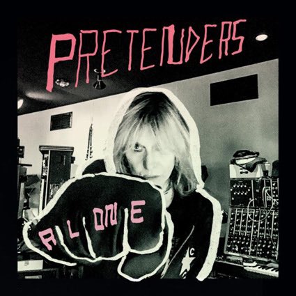 Yo, que bebí los vientos por Chrissie Hynde y -sobre todo-los dos primeros discos de Pretenders, y que luego me fui y alejando de ella, acabo de descubrir “Alone” de 2016 , producido por Dan Auerbach y me parece tremenda maravilla de disco. Alegrón pa mis oídos.