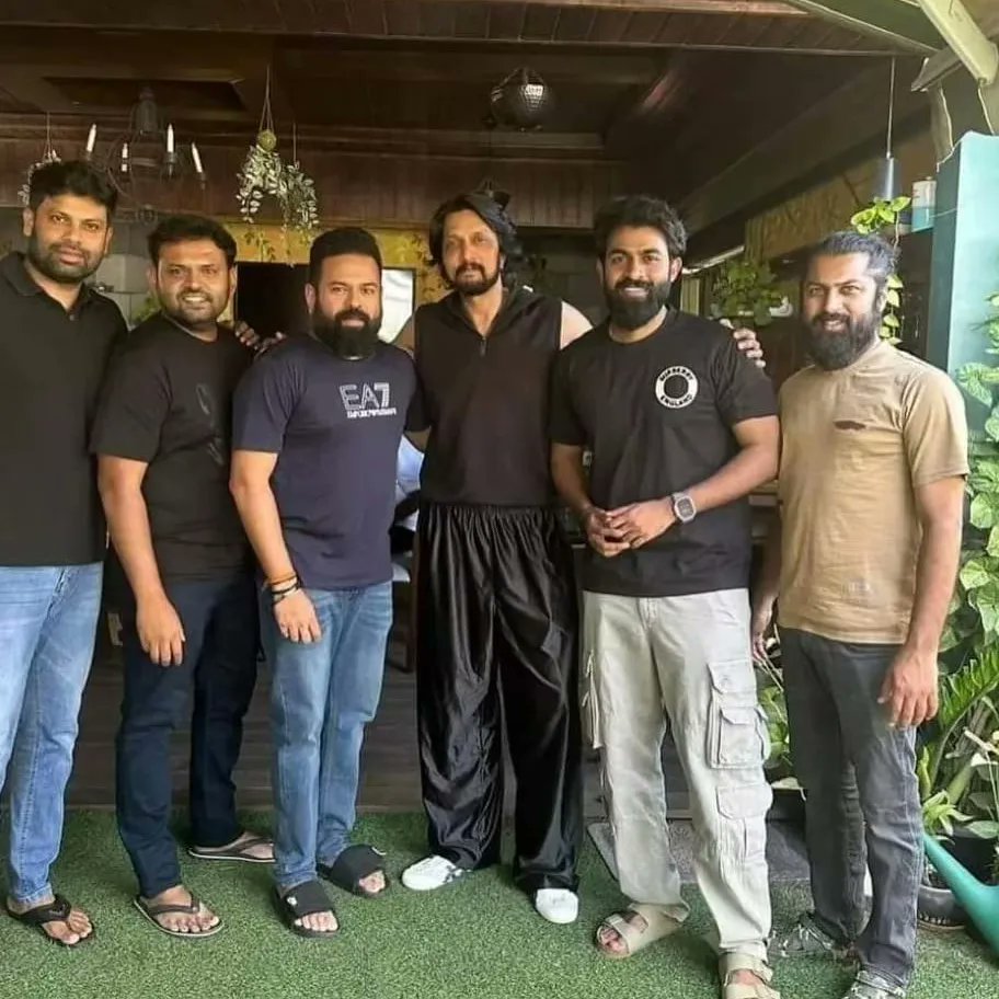 BFK_Koppala's tweet photo. Exclusive Pictures.!😍👌
Our Baadshah @KicchaSudeep Boss with @YuvaTheFilm movie Team.!❤🤩
#BlockbusterYuva #MaxTheMovie #FamilyBlockbusterYuva #Yuvan @SanthoshAnand15 @yuva_rajkumar https://t.co/jfkYXeQxPv