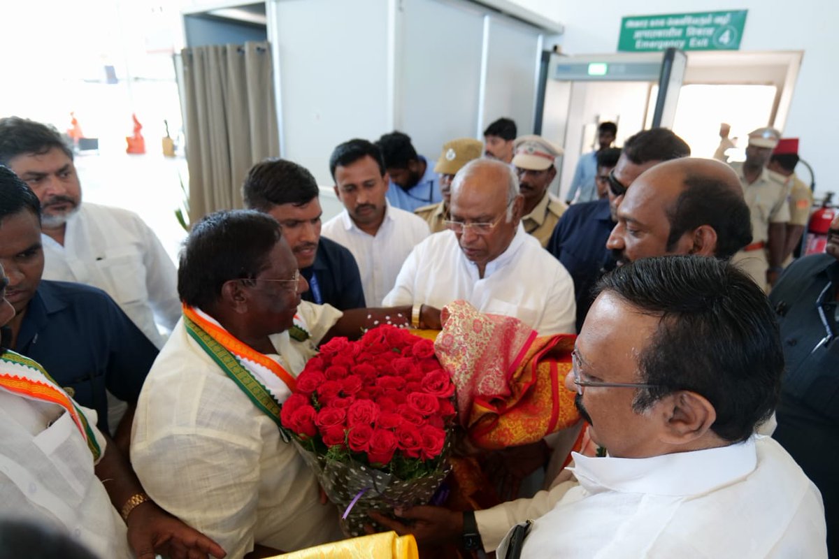 ExcmPuducherry's tweet photo. புதுச்சேரியில் அகில இந்திய காங்கிரஸ் கட்சியின் தலைவர் திரு. மல்லிகார்ஜுன் கார்கே அவர்கள்  வரும் பாராளுமன்ற தேர்தலில் போட்டியிடும் காங்கிரஸ் வேட்பாளர் திரு. வெ. வைத்திலிங்கம் அவர்களை ஆதரித்துப் பிரச்சாரம் செய்தார்.
#Puducherry 
#INDIAlliance 
#Congress 
#VoteForCongress https://t.co/lRdO1U6eNu