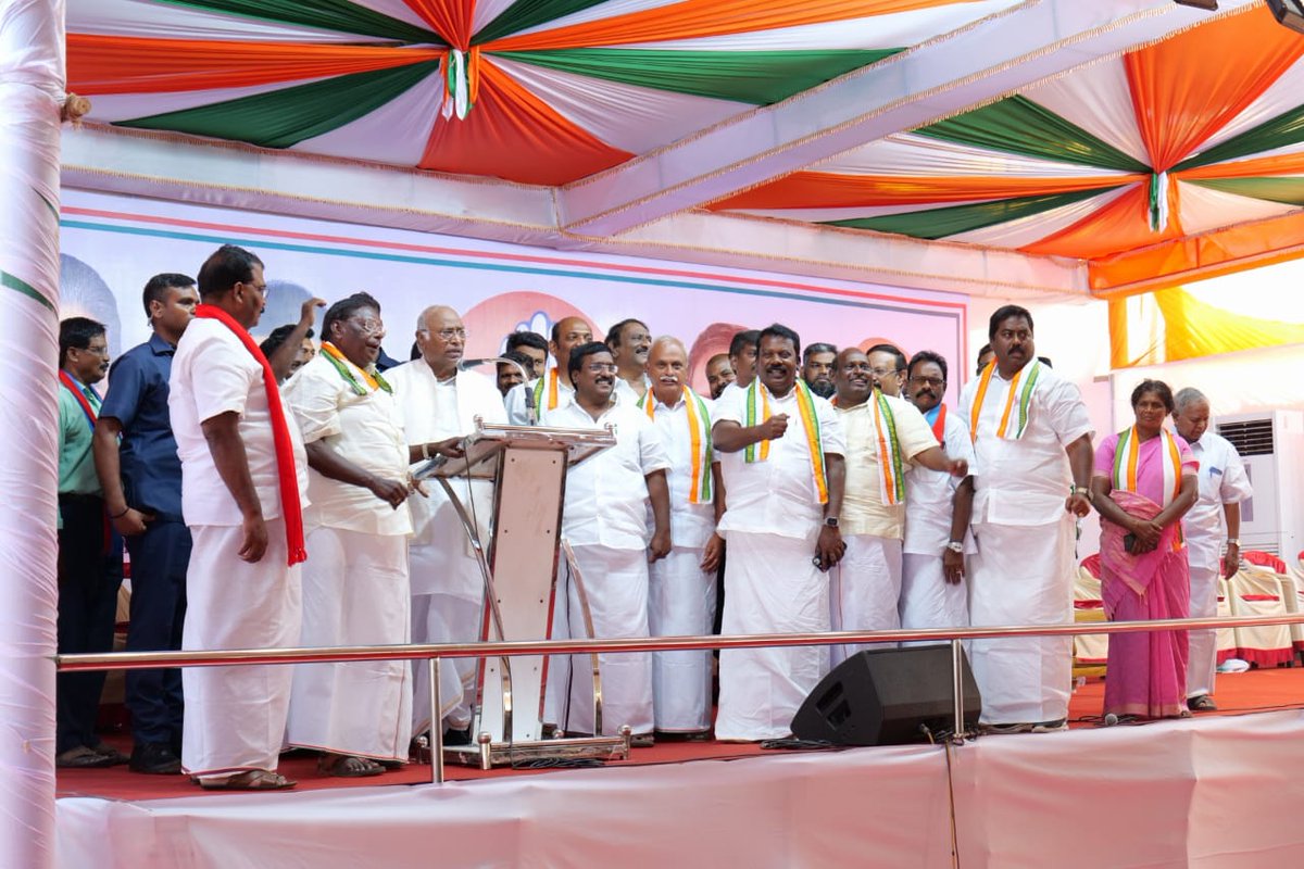 ExcmPuducherry's tweet photo. புதுச்சேரியில் அகில இந்திய காங்கிரஸ் கட்சியின் தலைவர் திரு. மல்லிகார்ஜுன் கார்கே அவர்கள்  வரும் பாராளுமன்ற தேர்தலில் போட்டியிடும் காங்கிரஸ் வேட்பாளர் திரு. வெ. வைத்திலிங்கம் அவர்களை ஆதரித்துப் பிரச்சாரம் செய்தார்.
#Puducherry 
#INDIAlliance 
#Congress 
#VoteForCongress https://t.co/lRdO1U6eNu