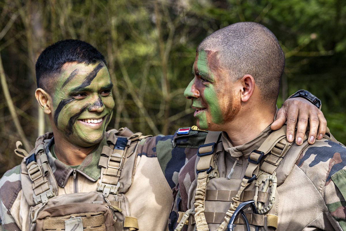 #MondayMotivation 🇫🇷 soldiers are ready for a new week, arm in arm 💪🏻 #StrongerTogether