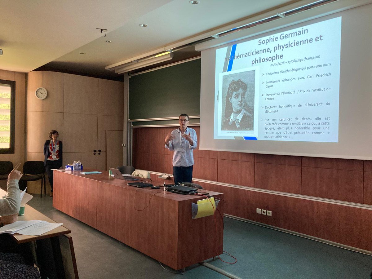 Inria_Bordeaux's tweet photo. Cette semaine, le campus @univbordeaux accueille l'action "Moi #informaticienne, Moi #Mathématicienne" #MIMM qui permet à des jeunes filles de découvrir le monde de la #recherche.
Partenaire de l'événement, les futures scientifiques en herbe ont pu notamment découvrir @Inria ! https://t.co/o1WsMley3O