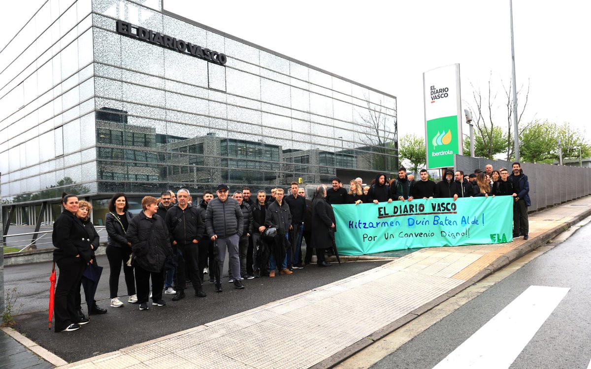 Los emplead@s de El Diario Vasco nos hemos concentrado este lunes para reivindicar un convenio justo que nos permita recuperar parte del poder adquisitivo perdido durante más de una década y dignificar la profesión y el trabajo que realizamos l@s profesionales de esta empresa.