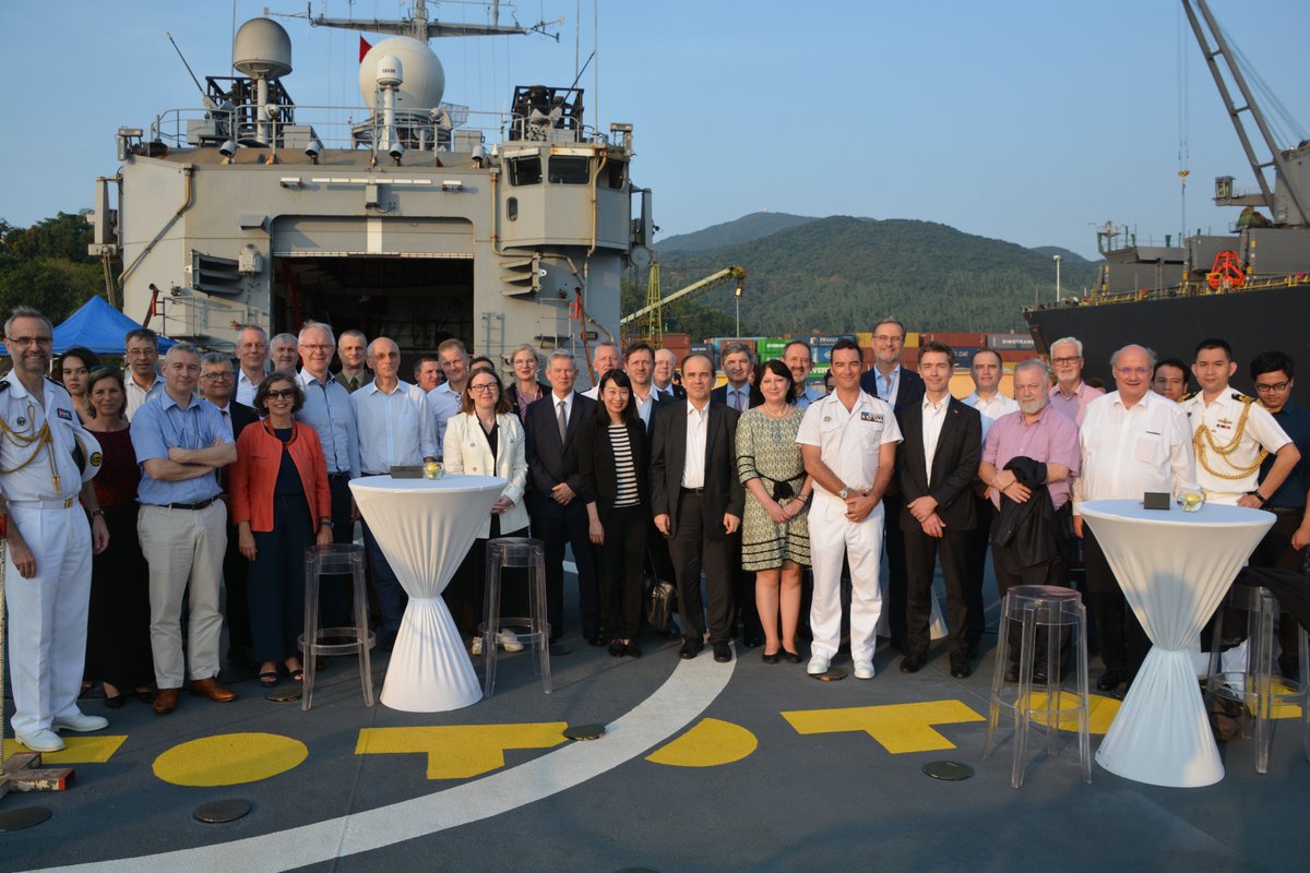 44 participants from 🇪🇺&🇻🇳 🌊 discussing #MaritimeSecurity 🇫🇷⚓🚁 in helicopter hangar of French frigate Vendémiaire 👥 with 20 EU Member States represented 🤝 organised by @FranceAuVietnam + @EUDelegationVN + @ESIWA_EU #TeamEurope 📸 Adélaïde Bosquillon de Jarcy/Vendémiaire