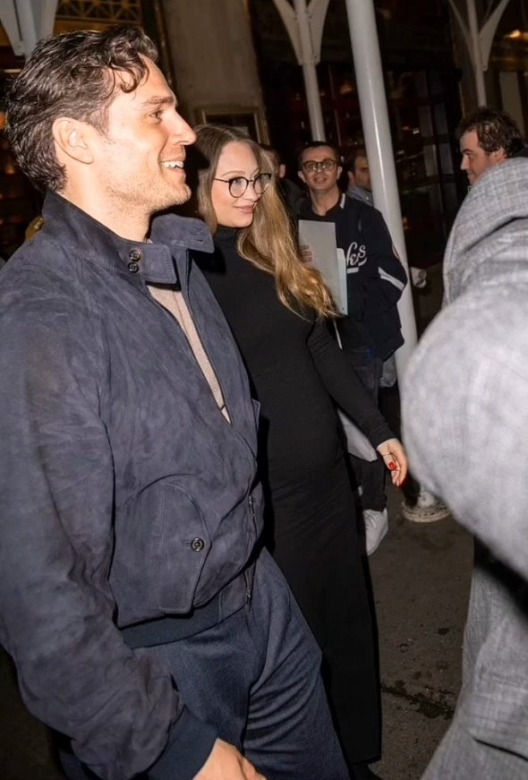 updatesofHC's tweet photo. Henry Cavill and Natalie Viscuso in NYC yesterday ❤️ https://t.co/KEUH15cAAu