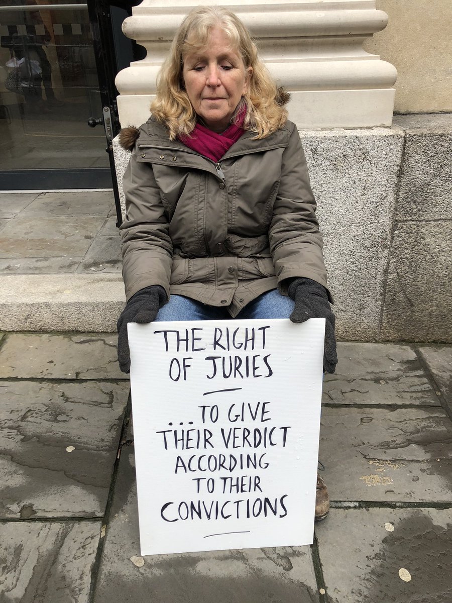 Sitting outside Bristol Crown Court this morning 
In support of #TrudiWarner
People are being imprisoned in the UK for doing just this:
peacefully protesting with a sign

Without the democratic right to #PeacefulProtest we are living in a fascist state
#DefendOurJuries