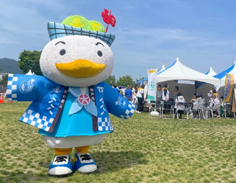 kobecityPR's tweet photo. 【Kobe Chuo Carnival】
Looking for something to do before #KOBEMATSURI?

Join in the festive fun at the Kobe Chuo Carnival this Saturday!⚓️🎉

There will be food, performances, and cute T-shirts and goods of Chuo ward's very own #Kamomen on sale!🐥 https://t.co/Mar6VSmUEa