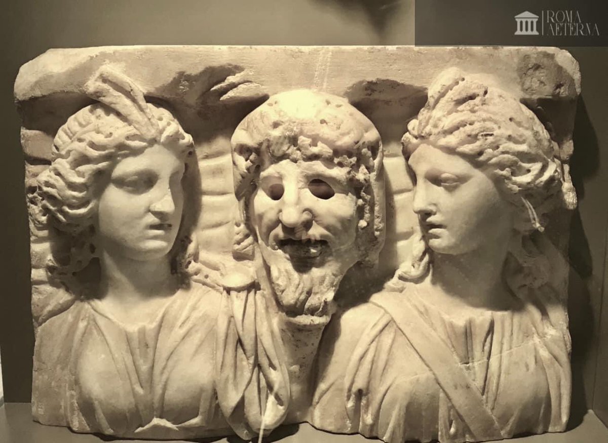 Fragment de sarcophage représentant des muses et un masque de théâtre (marbre, IIe s.). La sculpture est conservée au musée de Mariemont en Belgique.