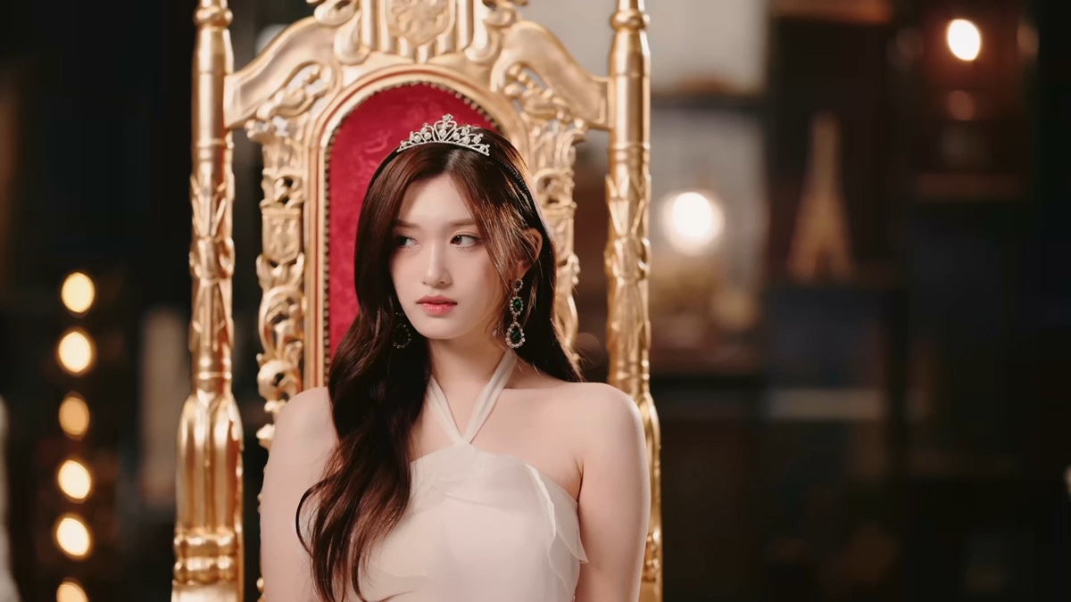 valorsg's tweet photo. 아이브 막내에서 드뎌 이번생
왕비가 된 천사같은 미모의 이서^^
숨막히는 비주얼 오직 이서만이
줄수 있는 특별한 행복에 빠져보아요ㅋ
카페발로에서 여신 '이서'촬영완료!!ㅎ
#IVE #아이브 #이서 #イソ #LEESEO 
#Maylily #이현서 #李賢瑞 #이서_예쁨주의
#이서_심쿵주의 #카페발로 #CAFEVALOR https://t.co/B3tziY1Hi3
