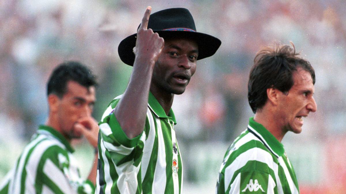 classicshirts's tweet photo. Happy Birthday Finidi George! 🎂🎩 https://t.co/WbjsONVWdx