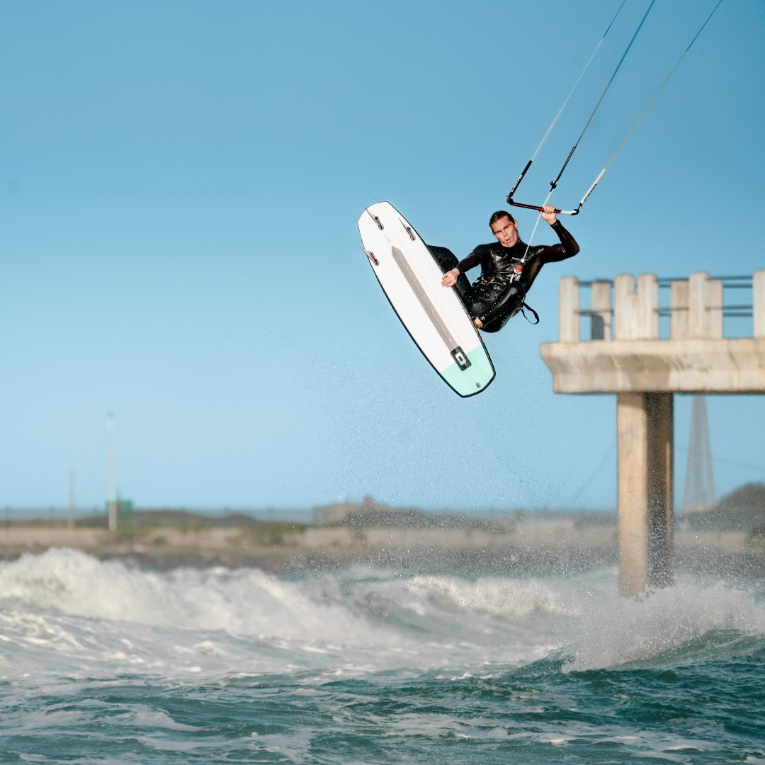 @willow.surfs striking a pose 💥

📷 @josh_emanuel_

#corekites #ridecore #gokiting #kitesurfing #kiteboarding #720iii #strapless #freestyle