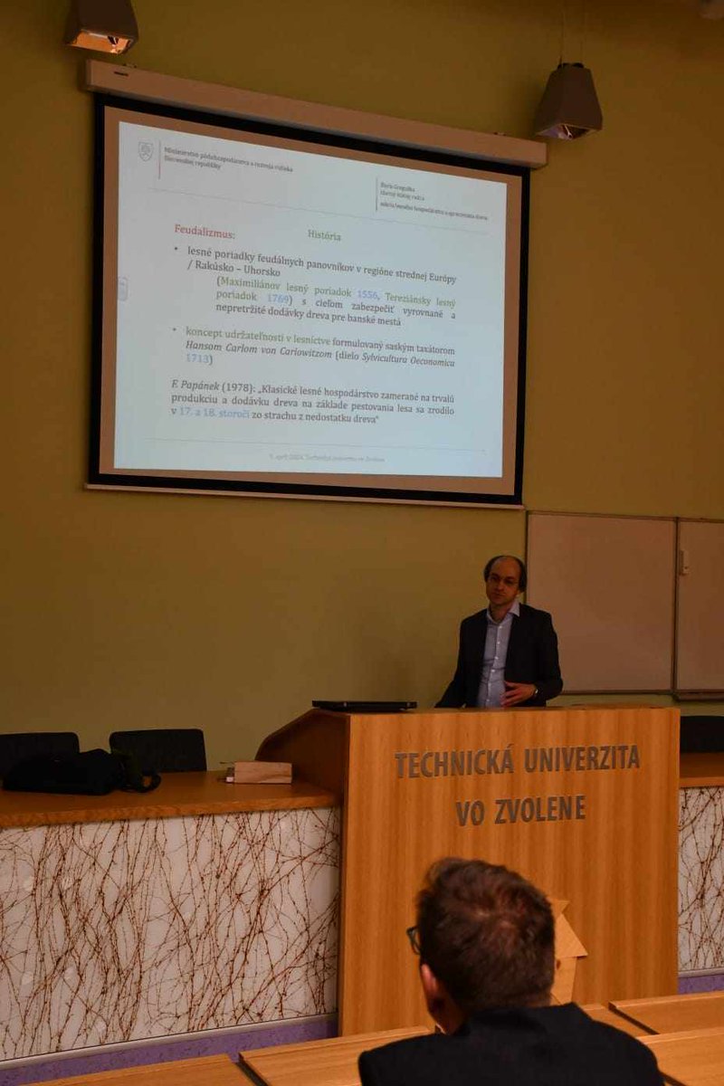 DepartmentofFo2's tweet photo. We are proud to have had the privilege of welcoming  @Boris_Greguska  at #tuzvo  Boris is an expert on the topic of international #forest #policy and discussed current #forestry issues with our #Students 
w/ @HaluskovaLenka @UrbancikMatus
#academia #studentlife https://t.co/7J1DmuASzQ